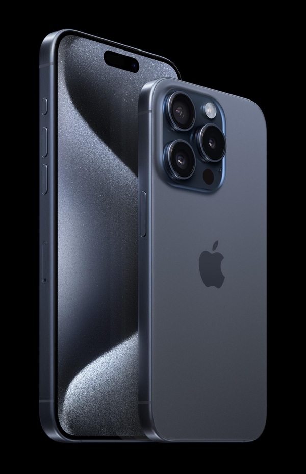 Hình ảnh góc nghiêng “thần thánh” của iPhone 15 Pro Max Titan Xanh