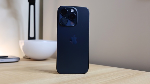 iPhone 15 Pro Max khi chụp trong điều kiện thiếu sáng có màu sắc trầm hơn