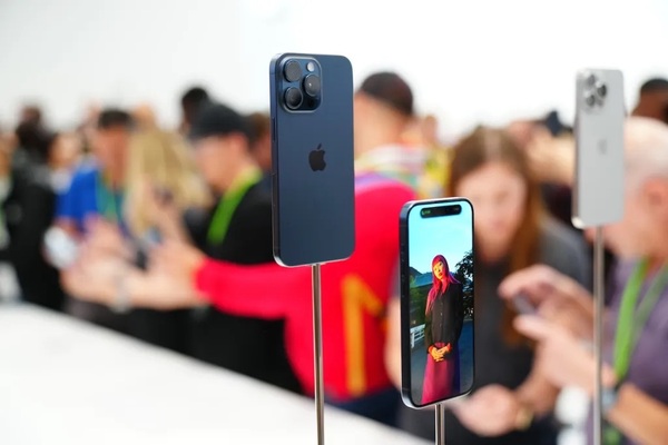 iPhone 15 Pro Max Xanh Titan nổi bật tại không gian trưng bày