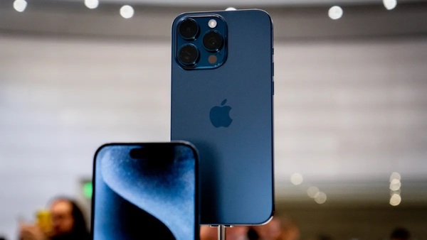 Trong điều kiện đủ ánh sáng, iPhone 15 Pro Max Xanh Titan lấp lánh và nổi bật hơn