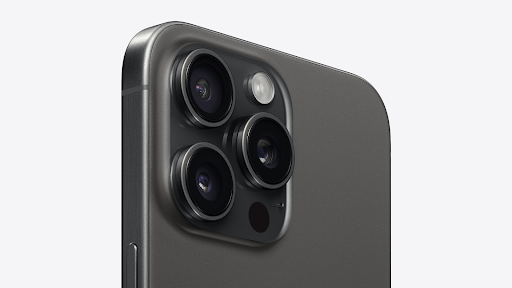 Camera của iPhone 15 Titan Đen cũng được bao trọn bởi lớp viền Titan Đen, tạo nên sự mạnh mẽ, đẳng cấp về mặt thiết kế.