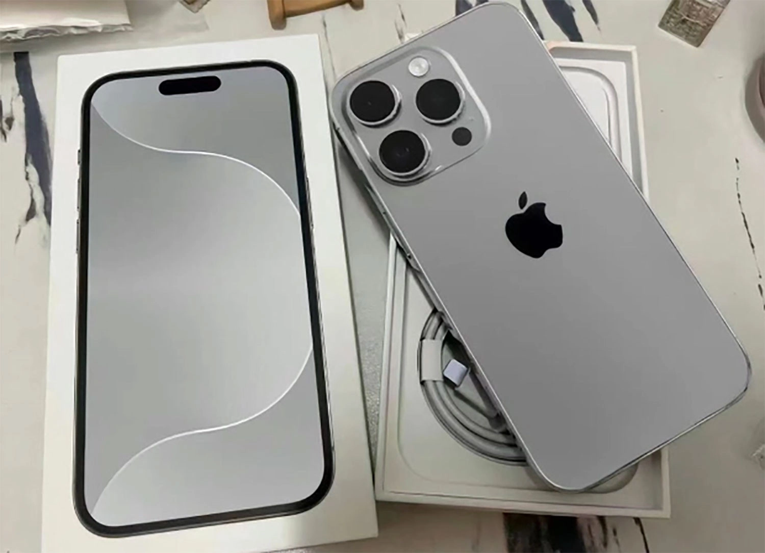Hình ảnh nhìn trực diện của iPhone 15 Xám Titan mang vẻ sang trọng, cuốn hút