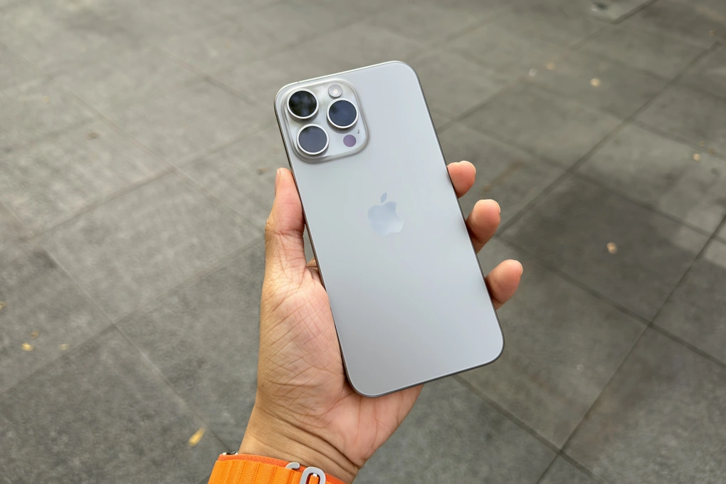 iPhone 15 Pro Max Titanium dưới ánh sáng tự nhiên