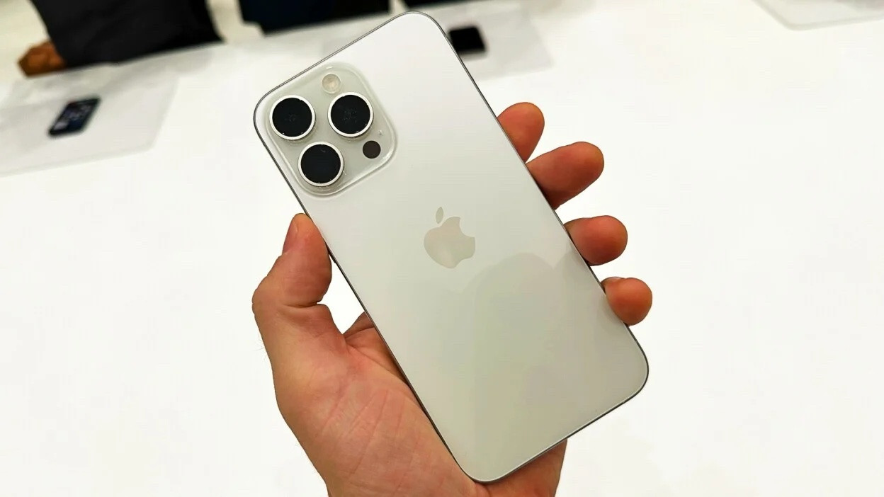 Hình ảnh trong studio của iPhone 15 Titan tự nhiên 