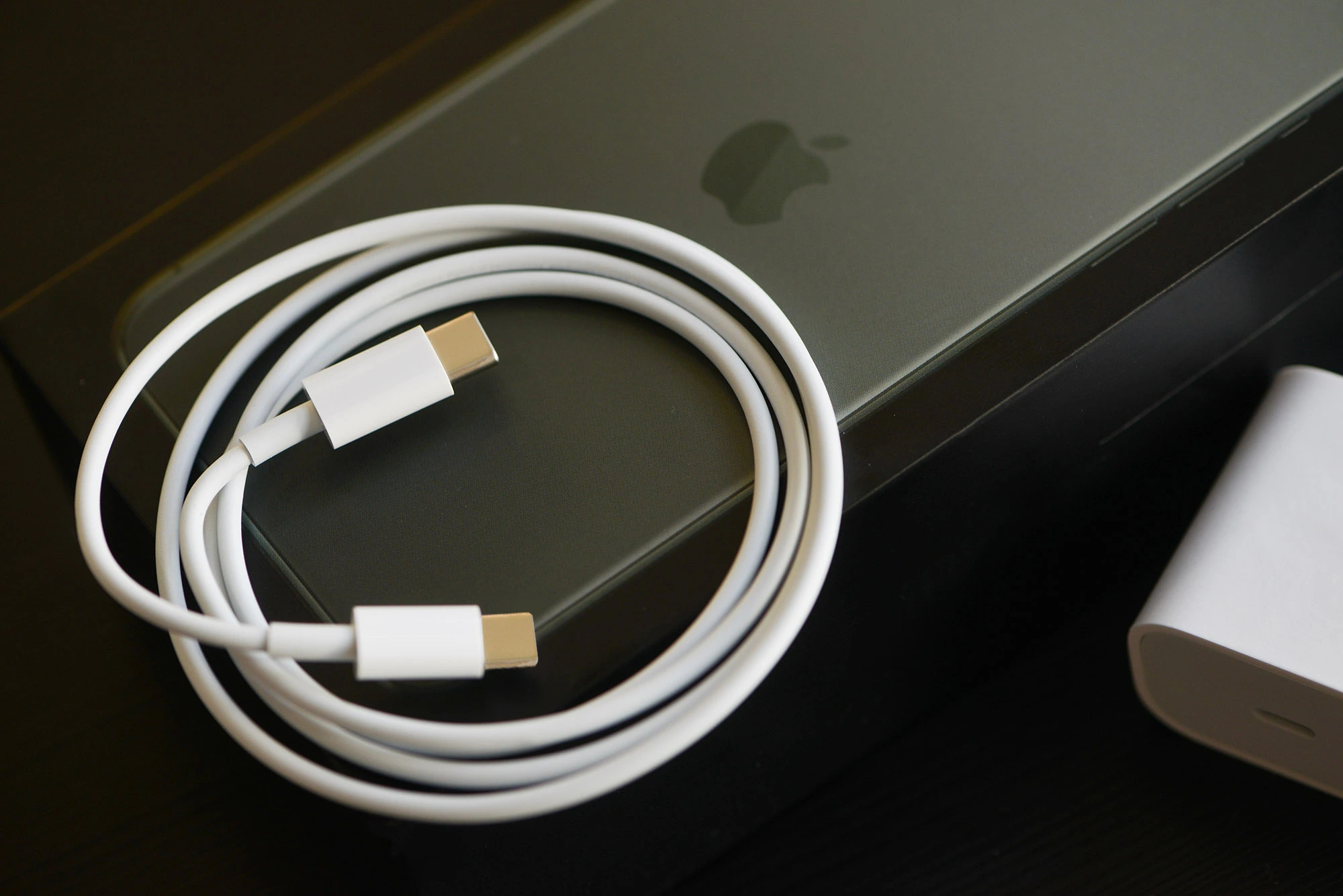 Bạn sẽ nhận được dây sạc với 1 đầu Lightning, 1 đầu USB-C để sạc iPhone 14