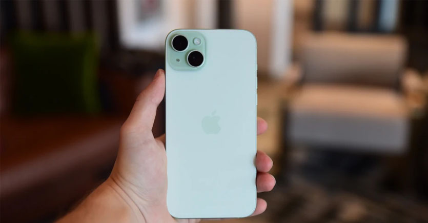 iPhone 15 Plus khi cầm trên tay