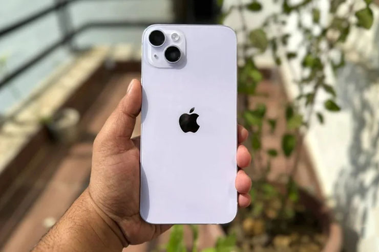 iPhone 15 tiêu chuẩn trên tay