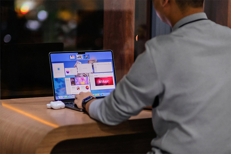 MacBook Air M2 làm được gì? Có nên mua hay không? 1 MacBook Air M2 rất hợp để lướt web, xem phim, nghe nhạc