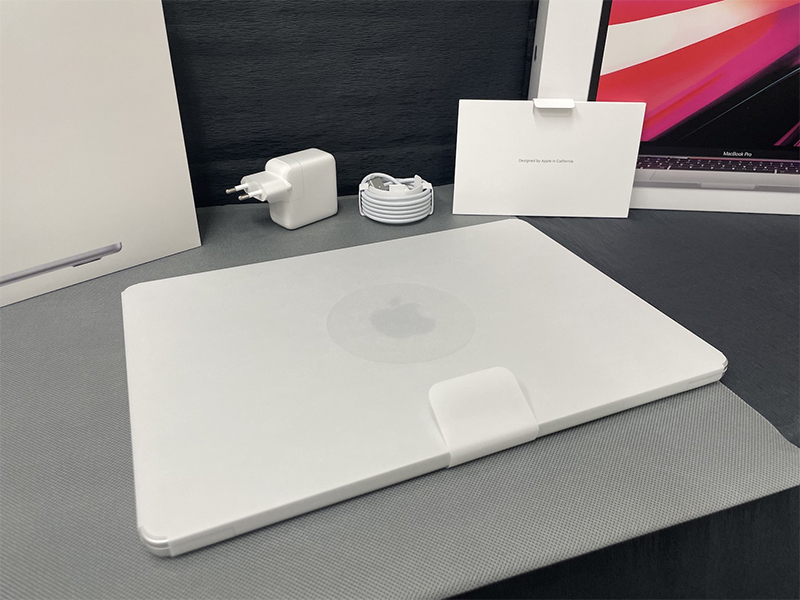 MacBook Air M2 unboxing