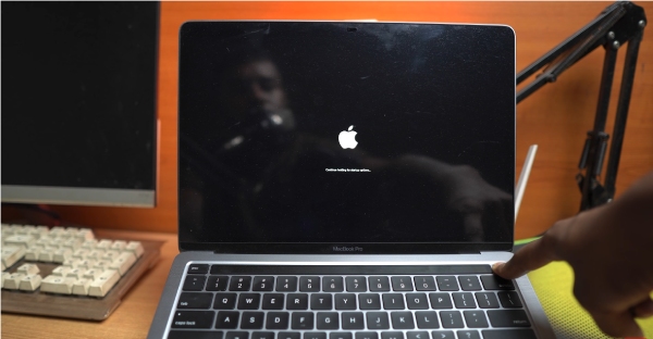 Giữ nút nguồn Macbook M2