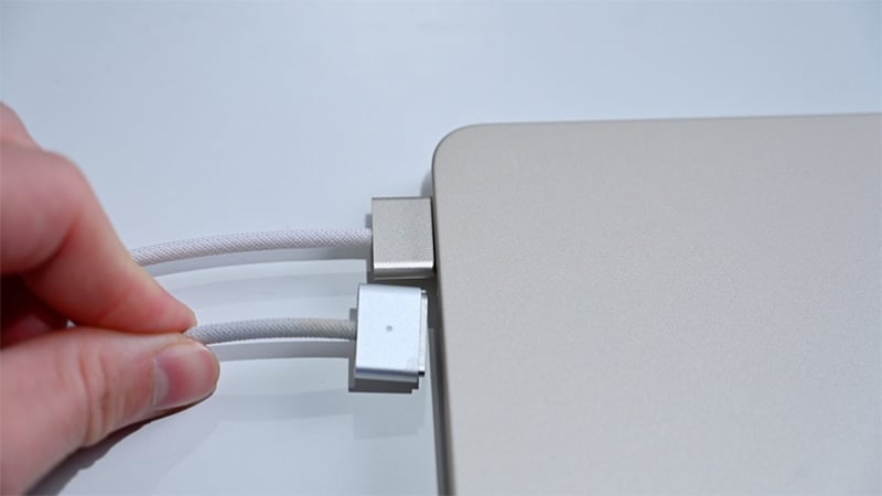 MacBook Air M2 Starlight - Màu sắc mới làm người dùng mê mẩn 5 Sạc MacBook Air M2