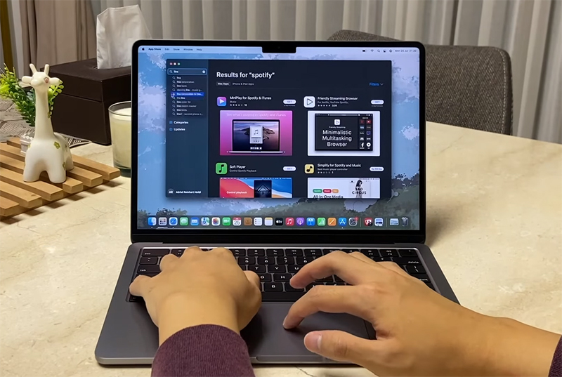 Cận cảnh MacBook Air M2 Space Gray sang trọng “đốn tim" các Apple fan 8 Thao tác với MacBook Air M2 Space Gray