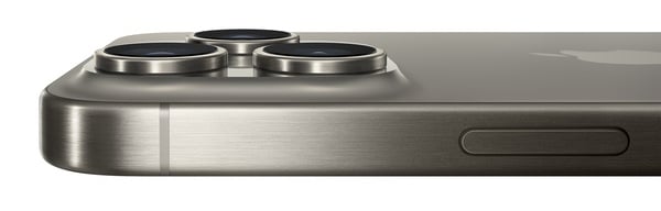 iPhone 15 Pro Max sở hữu khung viền Titanium mới bền bỉ với khả năng chịu tác động từ ngoại lực vô cùng ấn tượng