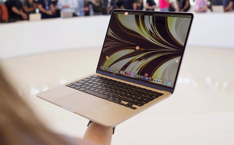 MacBook Air M2 Starlight - Màu sắc mới làm người dùng mê mẩn 4 Trên tay MacBook Air M2 2022