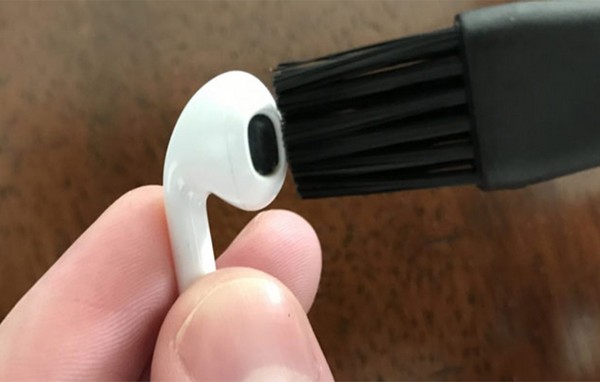 dùng các vật mài mòn vệ sinh AirPods