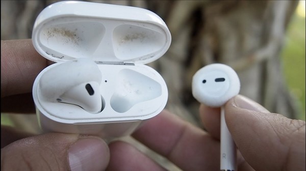 Vệ sinh AirPods với phần hộp đựng và tai nghe
